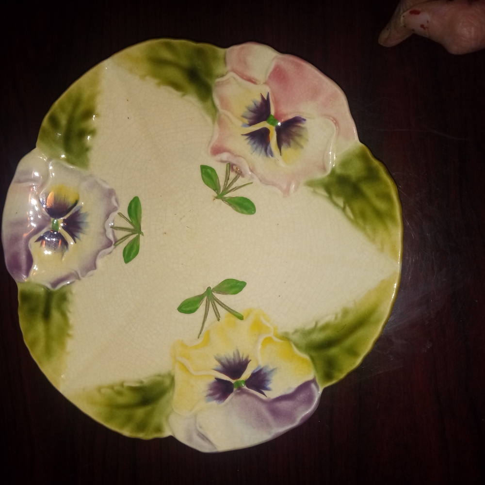 Choisy Elegant Floral Ceramic Plate with Pansy Design